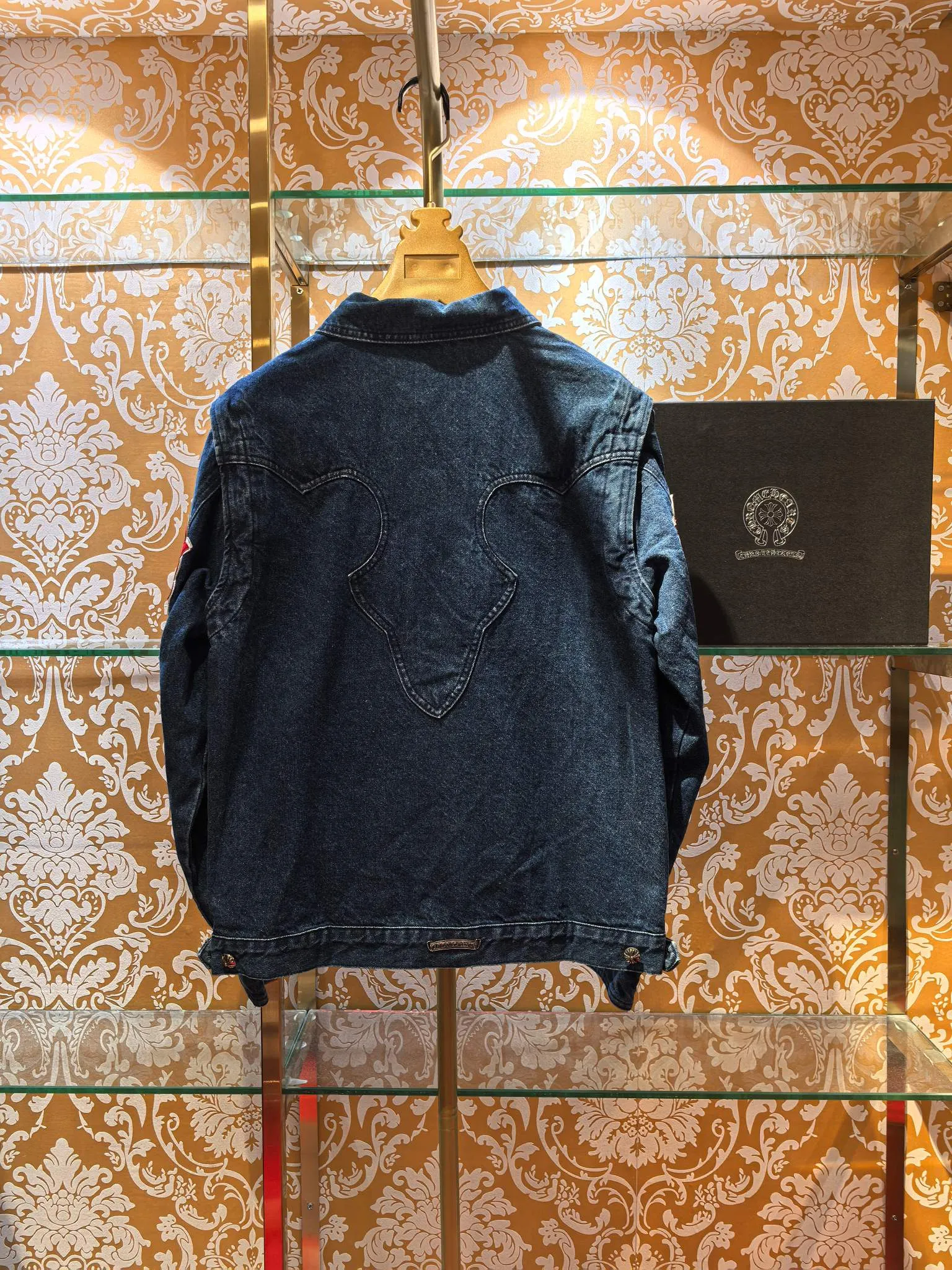 P480 Chrome Hearts advanced custom model, Chrome Hearts patchwork leather denim jacket, twill denim custom fabric, cross patchwork leather is all imitation lambskin, all dyed to completely restore no color difference, the inner leather label is first-layer calfskin, all hardware is 925 silver plated, it is the highest version, you get what you pay for, the same size for men and women, size S M L XL.